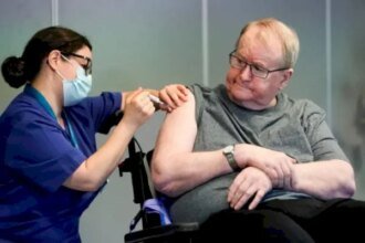 تحقيق أميركي في وفيات يحتمل ارتباطها بلقاحات كورونا في فئات عمرية مختلفة