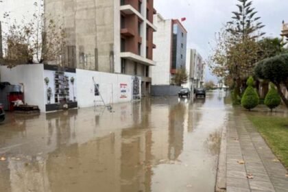 أمطار قليلة تغرق شوارع تطوان