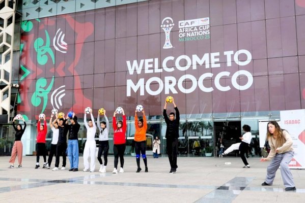 احتفالا بـكان المغرب.. عرض موج يحول محطة الرباط أكدال إلى مسرح مفتوح