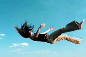 أصيلة تهتز على وقع فاجعة أسرية.. حارسة عامة تنهي حياة طفلتها وتحاول الانتحار