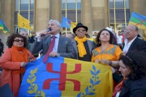 فرنسا تفاجئ الـ”ماك” بمنع إعلان استقلال “القبائل” على أراضيها ومحللون يربطون القرار بضغوط جزائرية