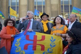 فرنسا تفاجئ الـ”ماك” بمنع إعلان استقلال “القبائل” على أراضيها ومحللون يربطون القرار بضغوط جزائرية