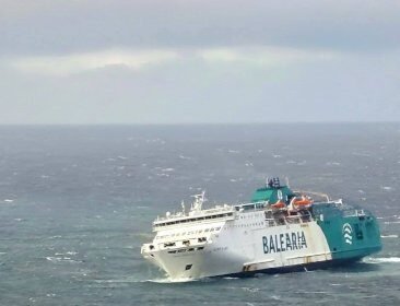 عاصفة بحرية تحول رحلة بين سبتة “المحتلة” والجزيرة الخضراء إلى فوضى داخل باخرة وتخلف خسائر كبيرة