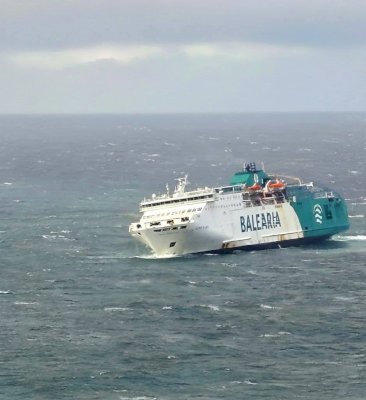 عاصفة بحرية تحول رحلة بين سبتة “المحتلة” والجزيرة الخضراء إلى فوضى داخل باخرة وتخلف خسائر كبيرة