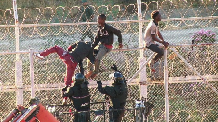Las fuerzas de seguridad frustran un intento de migración de 400 personas cerca de Ceuta