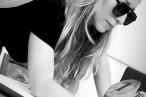 رجاء بلقاضي.. تجربة تشكيلية تحتفي باللون والبعد الروحي