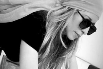 رجاء بلقاضي.. تجربة تشكيلية تحتفي باللون والبعد الروحي