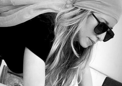 رجاء بلقاضي.. تجربة تشكيلية تحتفي باللون والبعد الروحي