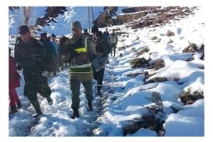 استنفار بطولي لإنقاذ 5 عائلات من الرحل حاصرتهم الثلوج بجماعة أيت يحيى