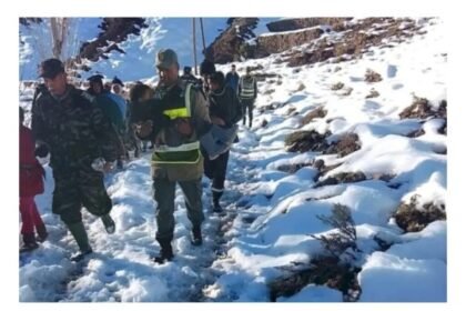 استنفار بطولي لإنقاذ 5 عائلات من الرحل حاصرتهم الثلوج بجماعة أيت يحيى