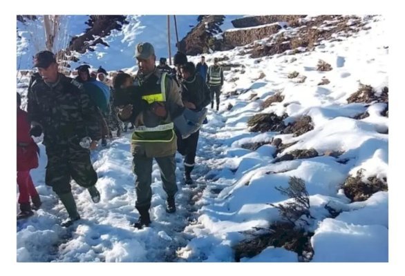 استنفار بطولي لإنقاذ 5 عائلات من الرحل حاصرتهم الثلوج بجماعة أيت يحيى