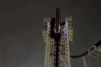 بالفيديو… راكبان يعلقان على ارتفاع شاهق لمدة ساعة بعد تعطل لعبة أفعوانية