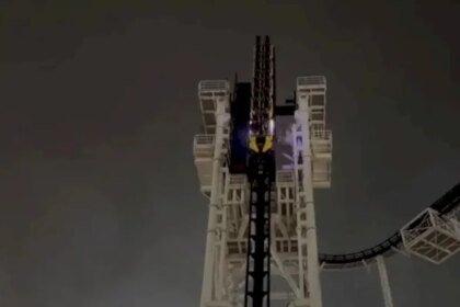 بالفيديو… راكبان يعلقان على ارتفاع شاهق لمدة ساعة بعد تعطل لعبة أفعوانية