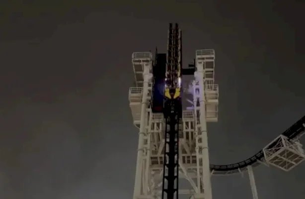 بالفيديو… راكبان يعلقان على ارتفاع شاهق لمدة ساعة بعد تعطل لعبة أفعوانية