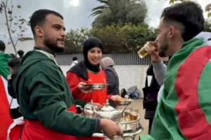 كأس أمم إفريقيا.. زوجان مغربيان يستقبلان جماهير الجزائر بالشاي والحلويات في الرباط