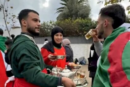 كأس أمم إفريقيا.. زوجان مغربيان يستقبلان جماهير الجزائر بالشاي والحلويات في الرباط