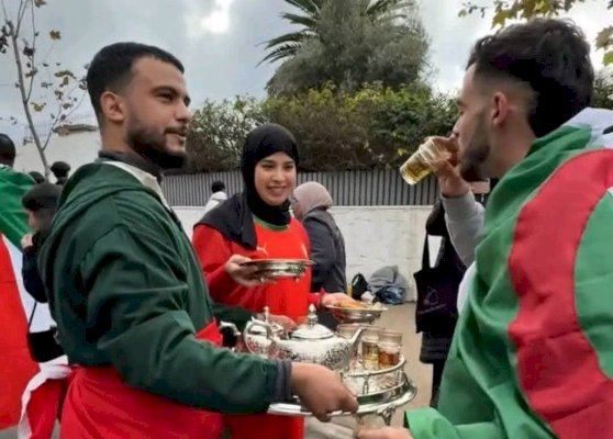 كأس أمم إفريقيا.. زوجان مغربيان يستقبلان جماهير الجزائر بالشاي والحلويات في الرباط