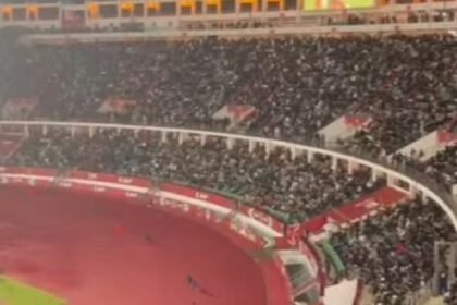 أكادير تتحدى الأمطار: حضور جماهيري غفير في قمة الكاميرون والغابون بملعب أدرار