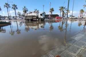 انسداد قنوات الصرف يحول شوارع عين الذياب إلى برك مائية (فيديو)