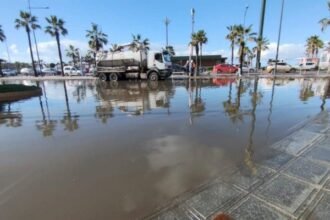 انسداد قنوات الصرف يحول شوارع عين الذياب إلى برك مائية (فيديو)