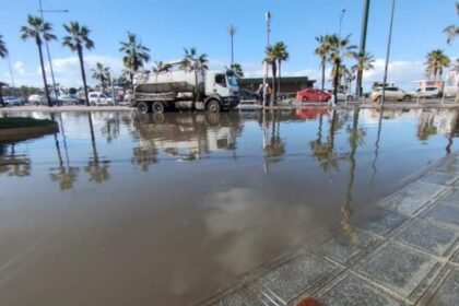 انسداد قنوات الصرف يحول شوارع عين الذياب إلى برك مائية (فيديو)