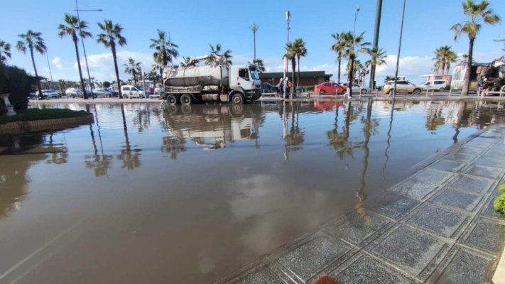 انسداد قنوات الصرف يحول شوارع عين الذياب إلى برك مائية (فيديو)