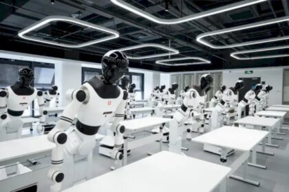 الصين تفتتح أول “مدرسة للروبوتات البشرية” لتعليمها المهارات الصناعية والمنزلية
