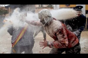 بالفيديو: مهرجان فريد من نوعه في إسبانيا.. معارك حقيقية بالبيض والدقيق