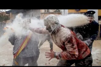 بالفيديو: مهرجان فريد من نوعه في إسبانيا.. معارك حقيقية بالبيض والدقيق