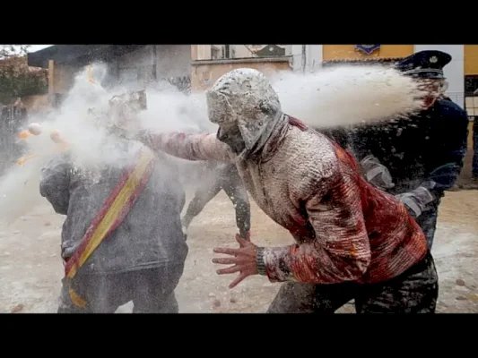 بالفيديو: مهرجان فريد من نوعه في إسبانيا.. معارك حقيقية بالبيض والدقيق