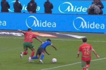 خبير تحكيمي في قناة إسبانية يحسم الجدل حول ضربة جزاء تنزانيا ضد المغرب