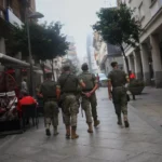 بعد-اتهامهم-برشق-جنود-بالحجارة.-إسبانيا-تُعيد-21-مهاجرًا-من-سبتة-إلى-المغرب