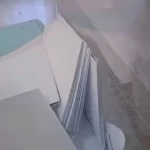 النيابة-العامة-بطنجة-تتحرك.-فتح-بحث-قضائي-حول-فيديو-“الصندوق-الزجاجي-والأظرفة-البيضاء”!